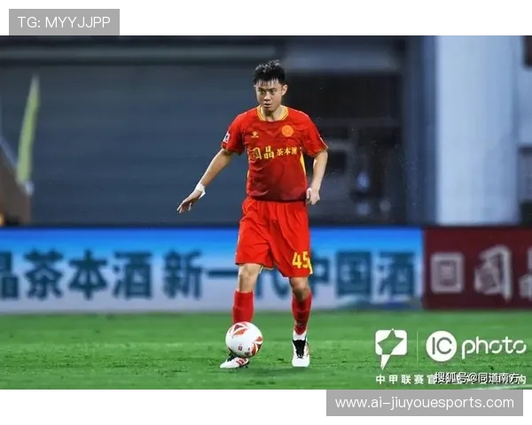 足球球星经典衬衫收藏展示引领球迷时尚潮流